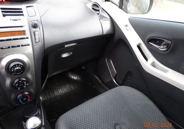 Toyota Yaris cena 21900 przebieg: 132000, rok produkcji 2010 z Dębno małe 92